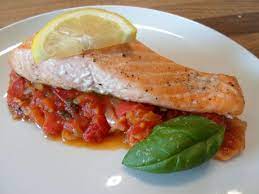 Lachs in einer schönen, cremigen sauce mit knoblauch, aromatischen getrockneten tomaten, spinat und parmesan hört sich einfach köstlich an, nicht wahr? Low Carb Lachs Mit Geschmorten Tomaten Schnell Gemacht Und Lecker