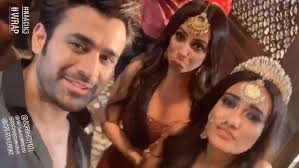 #istandwithpearl i'm with you my friend. Naagin 3 Actors Pearl V Puri Surbhi Jyoti Anita Hassanandani Get Emotional On Last Day Iwmbuzz
