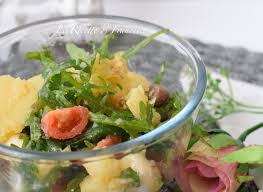 Contorni insalata di patate l'insalata di patate è un contorno delicato e goloso, grazie alla crema particolare e saporita è la ricetta ideale per accompagnare carne o pesce. Insalata Di Patate Con Rucola Pomodorini E Olive Le Ricette Di Francesca