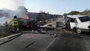 Jun 29, 2021 · soma'da eski eşi ile engel olmak isteyen biri kadın 2 kişiyi darbetti. Soma Da Savas Gibi Kaza