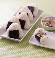 Onigiri Au Thon Et Concombre Cuisine Japonaise Recette Recettes De Cuisine Cuisine Japonaise Recette