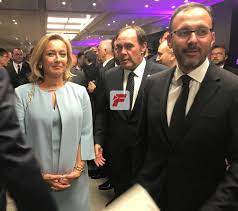 Çiftin ilk çocukları biri kız biri erkek olan ikizleri. Fanatik Twitterren Futbolunsuperleri2018 Odul Toreninde Spor Bakani Mehmet Kasapoglu Tff Baskani Yildirim Demiroren Ve Esi Revna Demiroren Yerlerini Aldilar Https T Co Onm9wn6xvu