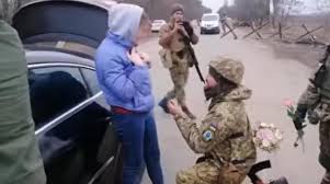 Video… Ukraynalı asker kız arkadaşına kontrol noktasında evlilik teklif etti