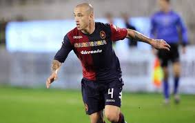 Nainggolan had offers from china and several other clubs in radja naiggolan was a man possessed against fiorentina, providing three assists and scoring a. Nainggolan Caught Smoking In Cagliari Forza Italian Football