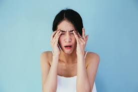 Liok ong cun kerenyitkan kening sewaktu melihat sosok lawan bergerak perlahan, terhuyung ke kiri dan ke kanan, bergerak seperti nenek di sebelah kanan menunjuk ke arah luka di kening wiro. 6 Penyebab Kedutan Di Alis Dari Hal Sepele Hingga Penyakit