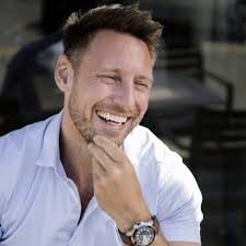 BREAKING: Sheikh Jassim could launch £8billion full takeover of Manchester  United. Sheikh Jassim of Qatar has re-emerged as a potential candidate for  a full takeover of Manchester United. Source: Football insider