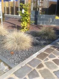 Für die kombination mit dem anorganischen material ist hingegen nicht jede pflanze geeignet. Gartengestaltung Mit Steinen Gestalten Mit Kies Splitt