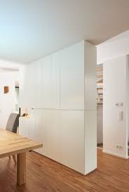 Dieser Raumhohe Wohzimmerschrank Stellt Einen Raumteiler Zur Abtrennung Des Wohnbereichs Zum Essbereich Dar Er Ist Weiss Matt Raumteiler Schrankwand Wohnzimmer