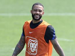 Later that day, depay is sitting in his hotel room, distraught and despondent, when there's a knock on the door. Cbcsngtpdqrcym