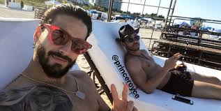 50 fotos de prince royce, muy buena resolución por si quieres ponerla como fondo de pantalla del móvil o del ordenador. Maluma Soaks Up The Sun In Miami With Prince Royce After Wedding Rumors With Girlfriend