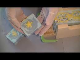 Fabrication Du Savon Arc En Ciel Inclusion Fleur Youtube Fabriquer Du Savon Savon Savon Fait Maison