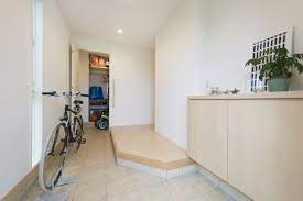外で使うものをしまう土間収納や自転車も置け すっきりと使える広い玄関 br 家族で出かける時も 順番待ちをせず くつを履くのもみんな一緒に 賃貸 リフォーム 新築一戸建て トヨタホーム