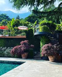 Design inspiration Thursday! We were wowed by this unusual pool deck  embedded into a mountainside at Lake Como, Italy 🇮🇹