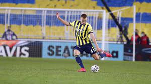 Fenerbahçe'nin devre arasında güney kıbrıs ekibi apollon limassol'dan transfer ettiği attila szalai süper lig'de gösterdiği performansla kısa sürede fenerbahçeli taraftarların en sevdiği futbolculardan. Newcastle Keen On Fenerbahce Defender Futbol Turk