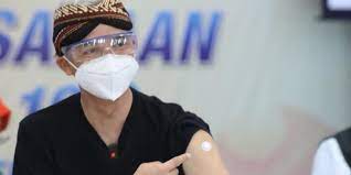 He has attempted to reorganize governmental administration, ordering the acting mayor of tegal to reform the city's bureaucracy and civil services after the corruption eradication commission. Ganjar Pranowo Usai Disuntik Vaksin Kayak Digigit Semut Merdeka Com