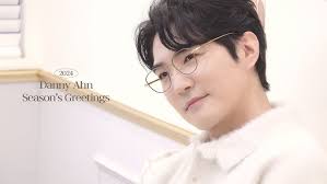 데니의 힐링 모습과 함께하는 시즌그리팅 🍃