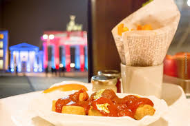 Goldene Currywurst Mit Blick Auf Das Brandenburger Tor Currywurst Wurstchen Curry