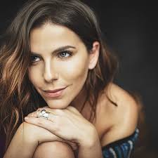 Apple Martin deslumbra con un bikini de cuadros y luce una figura  tonificada