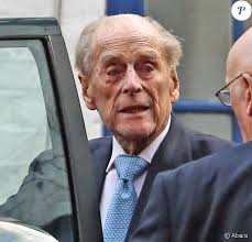 Mais rares sont ceux qui vécurent au plus près de la monarchie et qui auront une influence aussi significative sur la reine. Prince Philip Le Mari D Elizabeth Ii Sur Pied A La Sortie De L Hopital Purepeople