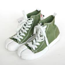 This pair has been crafted in italy from smooth brown leather and can be worn with the heels collapsed. Maison Martin Margiela Split Toe Tabi Sneakers Green Canvas Hi Top Shoes 38 It Sneakers High Top Sneakers Top Shoes