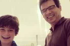 Our porno collection is huge and it's constantly growing. Fofo Celso Portiolli Faz A Barba Do Filho Pela Primeira Vez E Flagra Silvio Santos Em Salao Entretenimento R7 Famosos E Tv