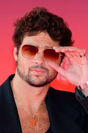 Ze syna Roberta De Nira je trans žena. Růžové vlasy, oblečení a hodně  make-upu. Už ne Aaron, ale Airyn!