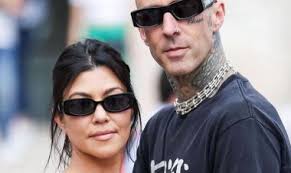Unjuk Keterampilan Tatonya, Kourtney Kardashian Buat Inisial â€œKâ€ di  Lengan Travis Barker