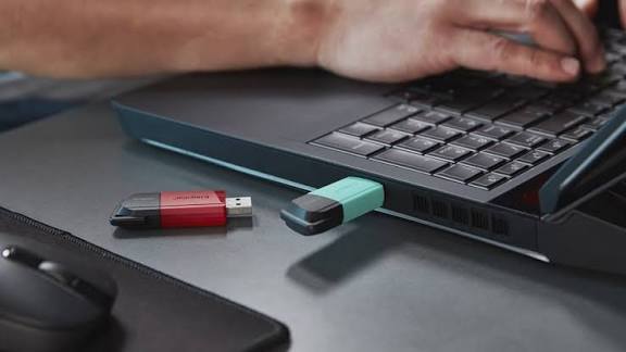 Memoria USB obsoleta sobre fondo digital