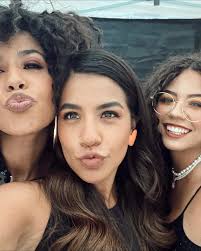 Cantar para mi hermana es como un sueño… y es el mejor trabajo del mundo,  amo sus rolas y siempre lloro en “Debajo del Agua” 🥹🙆🏽‍♀️💘.