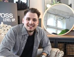 Florin răduță, câștigătorul x factor din 2015, a revenit după un an cu un videoclip fierbinte! Qd38ajv2ub7ypm