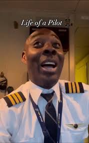 Hong Kong to Anchorage with some of our favorite pilots around! 👨‍✈️✈️  Thanks for the peek inside the cockpit, @adesola82!