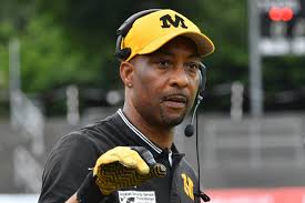 Welcome HC Tony Moore! Welcome DC Nadine Nurasyid! +++ Eine neuer Abschnitt  bei den Munich Cowboys beginnt. Der Head Coach des GFL Teams ist ab sofort  Antonio Tony Moore. Der 50-jährige