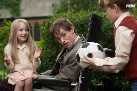 Sinopse stephen hawking desafia voluntários e os telespectadores a pensar como os maiores gênios do passado e a responder al. Em A Teoria De Tudo Eddie Redmayne Mostrou Porque Mereceu A Premiacao De Melhor Ator Ao Viver O Fisico Stephen Hawking Purebreak