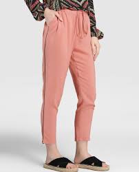 Les pantalons et leggings vero moda pour femme subliment les formes féminines dans une simplicité pleine d'élégance. Pantalon Fluide Femme Vero Moda Rouge Mode El Corte Ingles