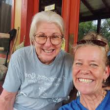 Who is that woman with a strong stride in Largo?