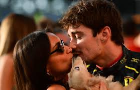 Leo wilde niet op het derde wiel rijden, dus deed hij mee met de kus! :  r/formula1