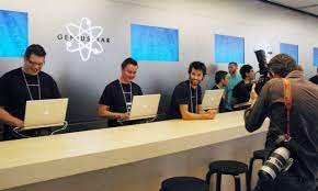 Steve Jobs Didn't Like Genius Bars At Apple Stores Initially | Ubergizmo