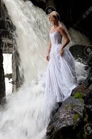 We did not find results for: Junge Blonde Frau In Einem Weissen Hochzeitskleid Nahe Dem Wasserfall Lizenzfreie Fotos Bilder Und Stock Fotografie Image 44694735