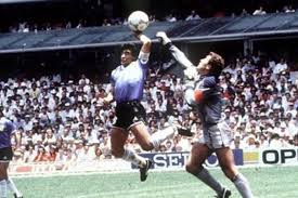 ● para entender a atmosfera que tomava conta do estádio azteca era preciso voltar quatro anos antes, quando a inglaterra derrotou ferozmente a argentina na guerra das. De Maradona U Ocurrencia De Un Periodista Como Surgio La Inmortal Frase La Mano De Dios La Nacion
