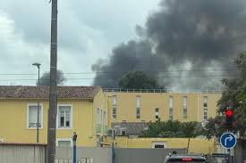Vidéo : quel est cet incendie avec un gros panache de fumées noires aux portes sud de Montpellier ?
