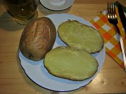 Si condiscono con burro fuso, sale e pepe e poi si sovrappongono una fetta dopo. Patate Al Forno Intere Con La Buccia In Cucina Con Zia Lora