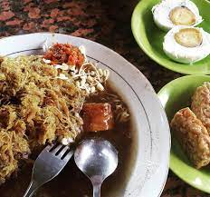 Tak heran jika banyak orang tergoda akan nikmatnya minum es di siang hari. Penasaran Sama Rasanya Nasi Campur Dengan Kuah Rawon Cobain Makan Di Rawon Pak Pangat Gotravelly