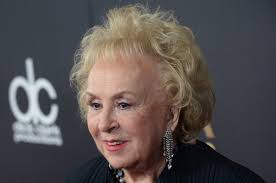 Everybody Loves Raymond' stars reunite to honor Doris Roberts