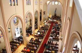 A invocação de nossa senhora auxiliadora ou auxílio dos cristãos foi instituída pelo papa pio v no ano de 1571, após grande a história do estabelecimento da festa de nossa senhora auxiliadora remete ao período após a revolução francesa, a qual havia realizado um grande golpe à igreja. Catedral Metropolitana Nossa Senhora Auxiliadora Artigos Paroquia Nossa Senhora Auxiliadora Nossa Paroquia