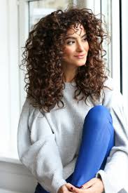 Se pensi che i tagli corti non si addicono ai capelli ricci, il pixie cut ti farà cambiare idea (provare per credere!). Tagli Di Capelli Ricci Le Acconciature E I Look Piu Chic Di Sempre Archzine It