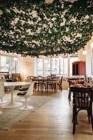 table et chaise knoll chaise de bistro verre a pied plafond vegetal armoire chaise bistrot deco plafond mariage deco plafond