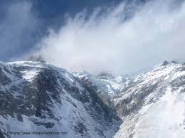 Det är omöjligt att bära ner någon utan specialutrustning och det är alltför farligt och svårt med en undsättningsexpedition. Drei Bergsteiger Am K2 Weiter Vermisst Abenteuer Berg