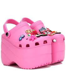 Pin By Iaru Duarte On C O M B Y N E Platform Crocs Pink Crocs Crocs Fashion