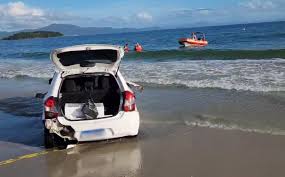 Fuga desesperada: Gaúcho invade praia de carro, entra no mar e nada por  quase duas horas para escapar da PRF em SC; veja vídeo