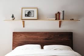 shelf above headboard quarto de casal simples cama de casal simples prateleiras sobre a cama